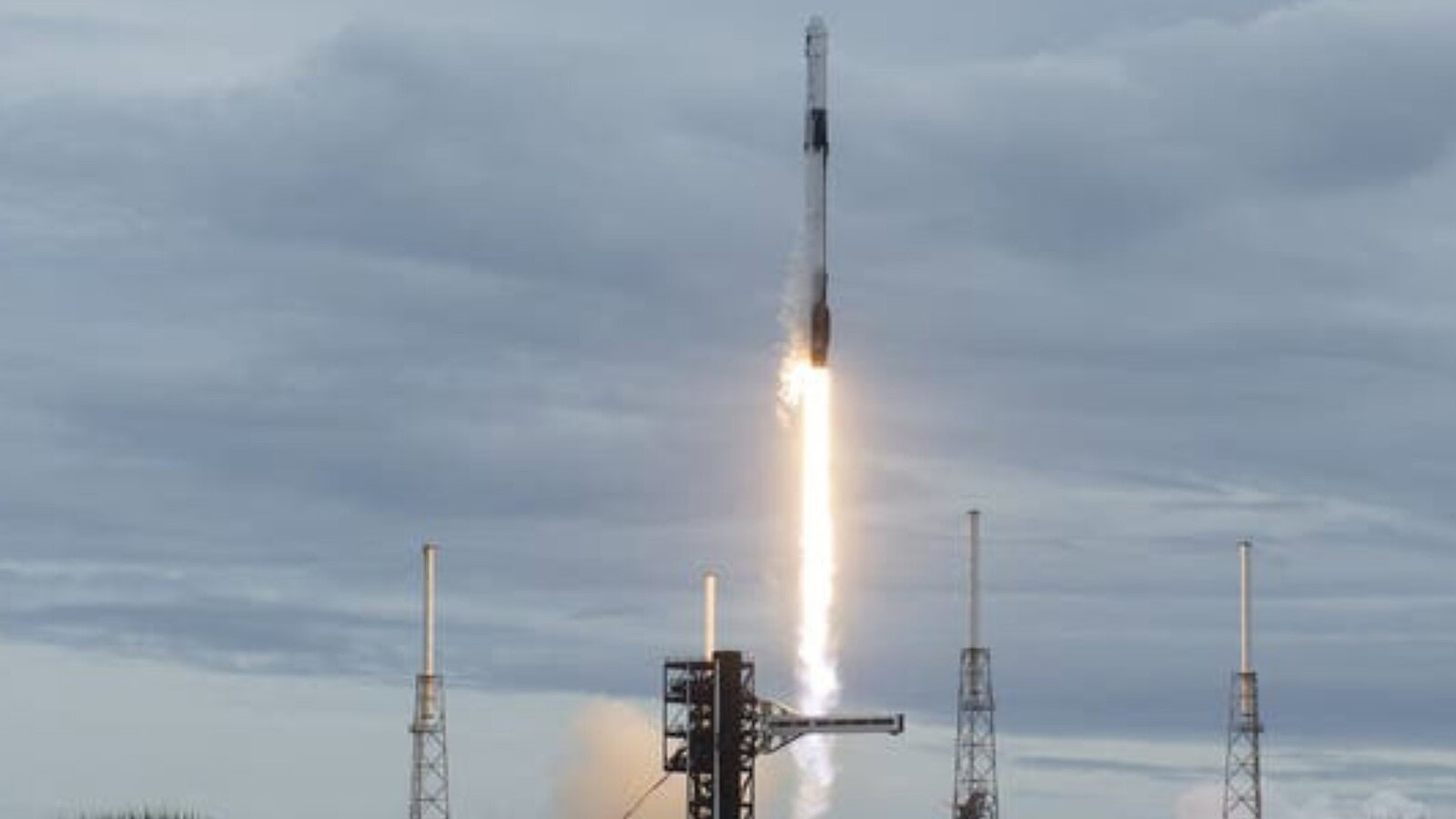 SpaceX Crew 13 arriva sulla ISS in tempo record dopo il guasto