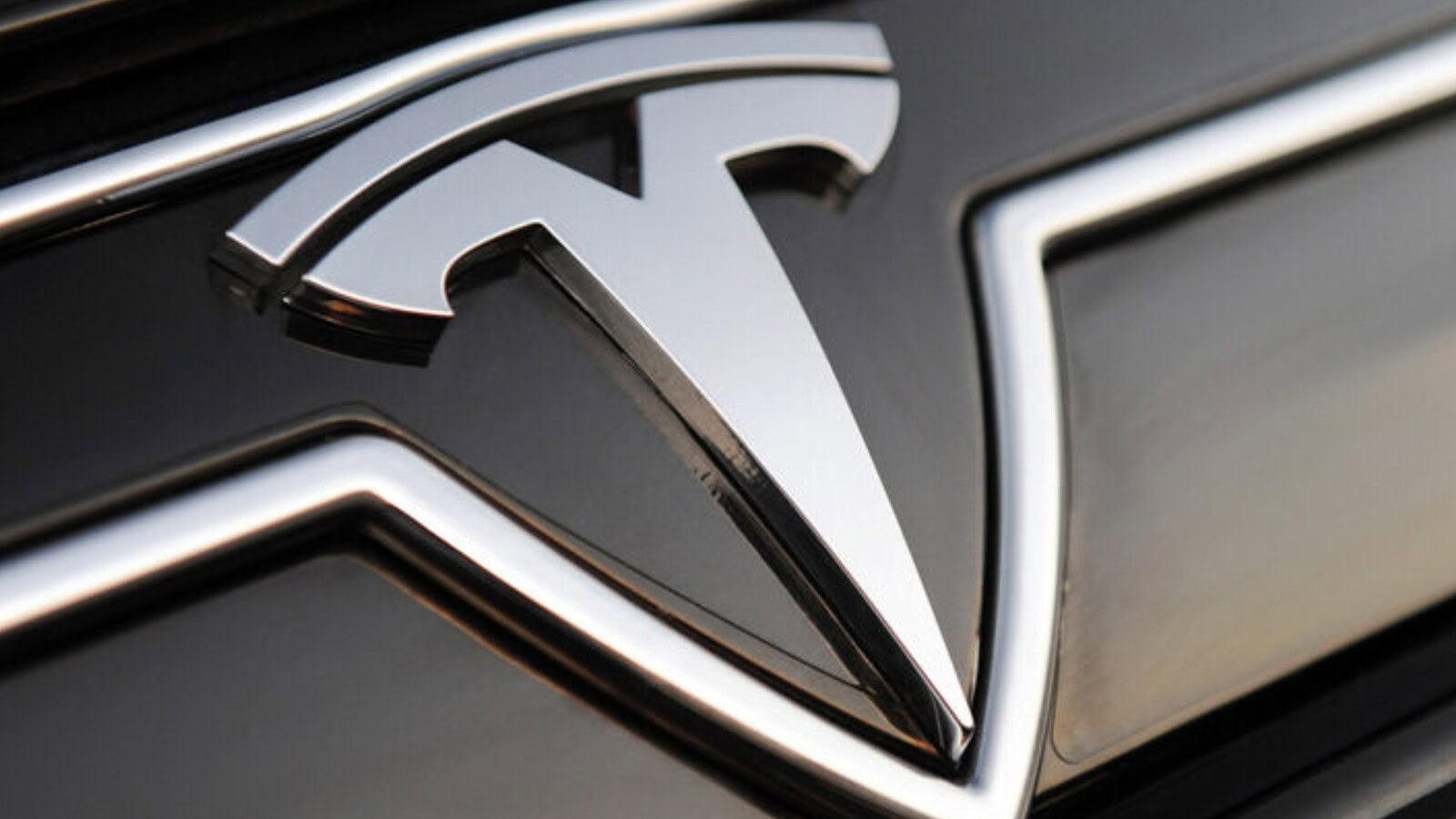 Tesla, arriva la fuga d'emergenza: il cavo si sgancia in ricarica