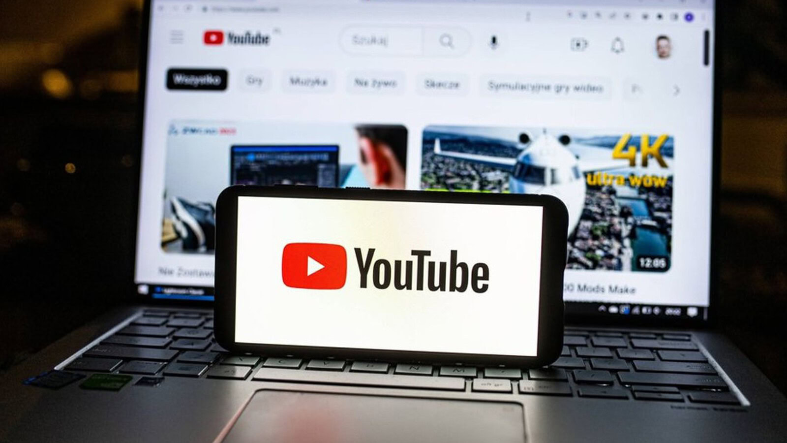 YouTube desktop testa i commenti a lato e gli utenti protestano