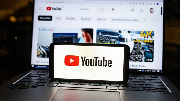 YouTube desktop testa i commenti a lato e gli utenti protestano