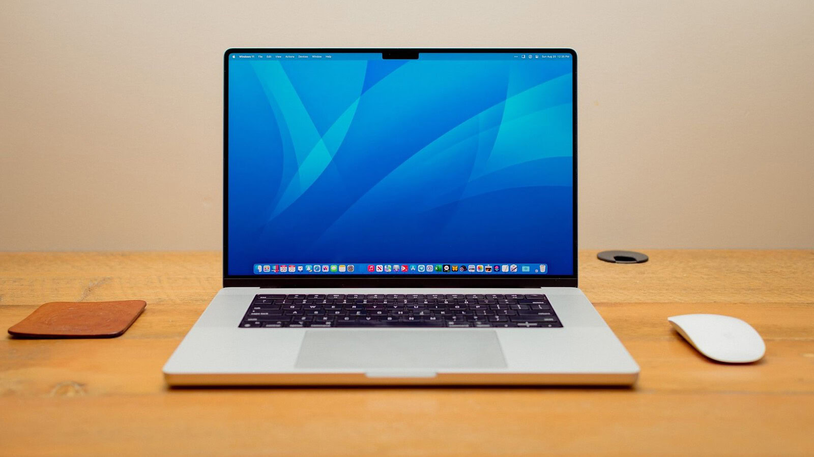MacBook Pro OLED: più leggero e sottile, addio al notch