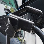 Auto ibride cinesi, tetto UE a 350.000: due letture opposte