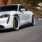 Porsche, niente supercar elettrica: i clienti non la vogliono