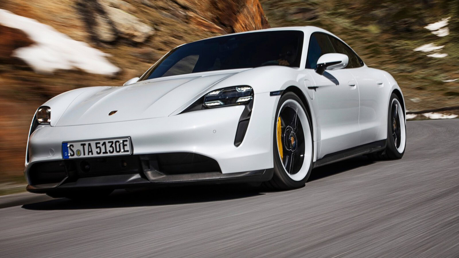 Porsche, niente supercar elettrica: i clienti non la vogliono