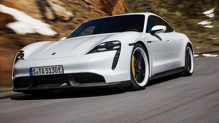 Porsche, niente supercar elettrica: i clienti non la vogliono