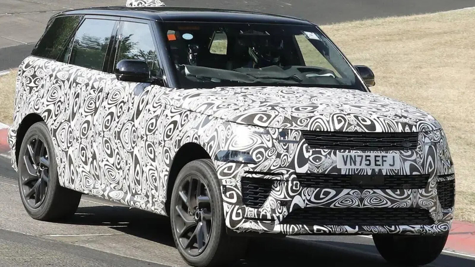 Range Rover restyling, le foto spia svelano la nuova calandra