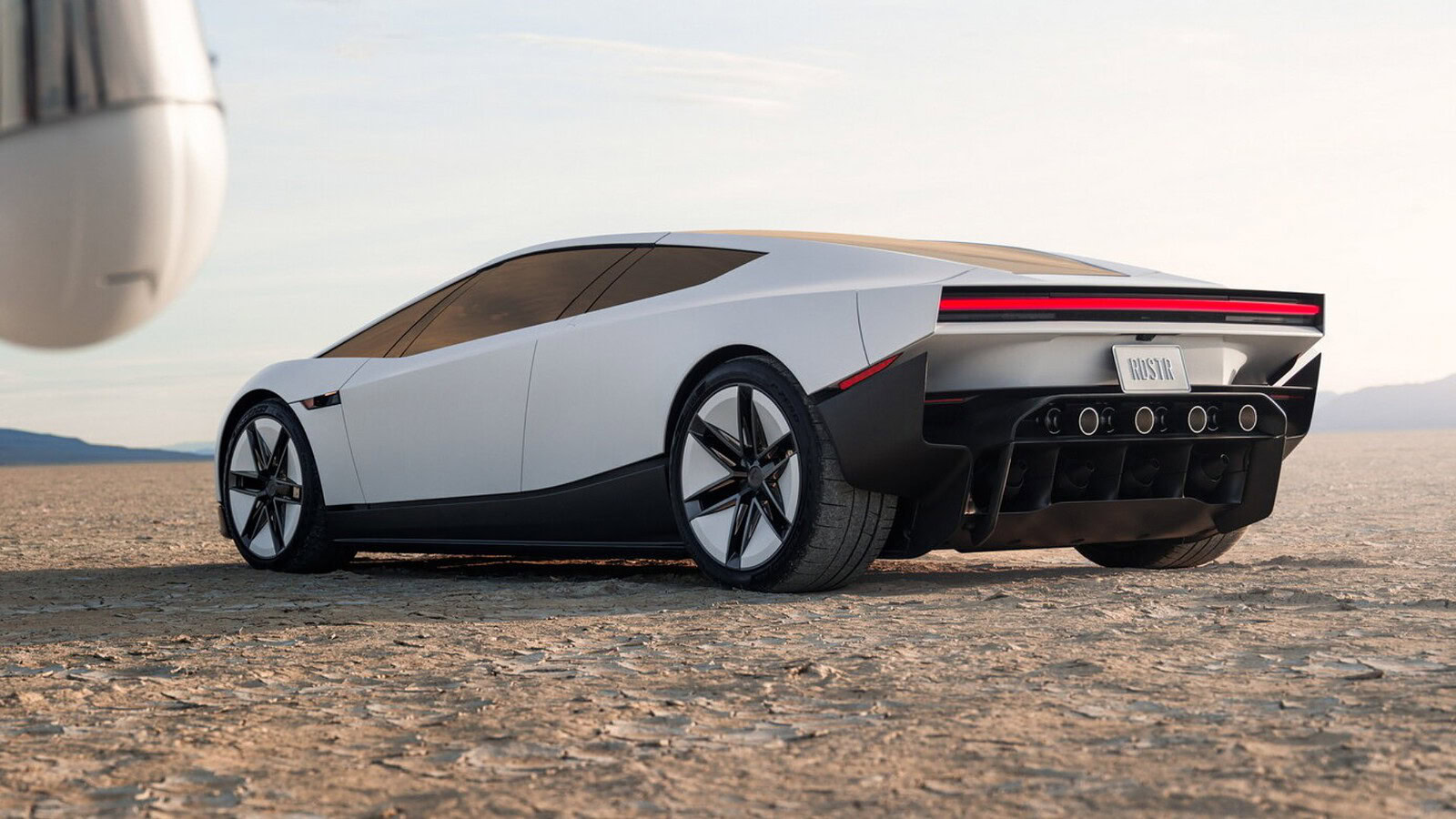 Tesla Roadster 2 si alza da terra: serve il brevetto da pilota?
