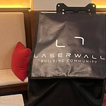 Laserwall Check, Amazon porta la smart bag nei condomini