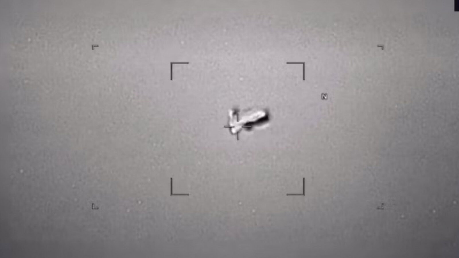 Ufo, il Pentagono svela un triangolo nero silenzioso su una base