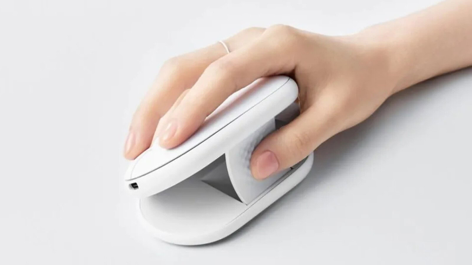 Logitech Pebble Up, il mouse piatto che si solleva e si ricarica