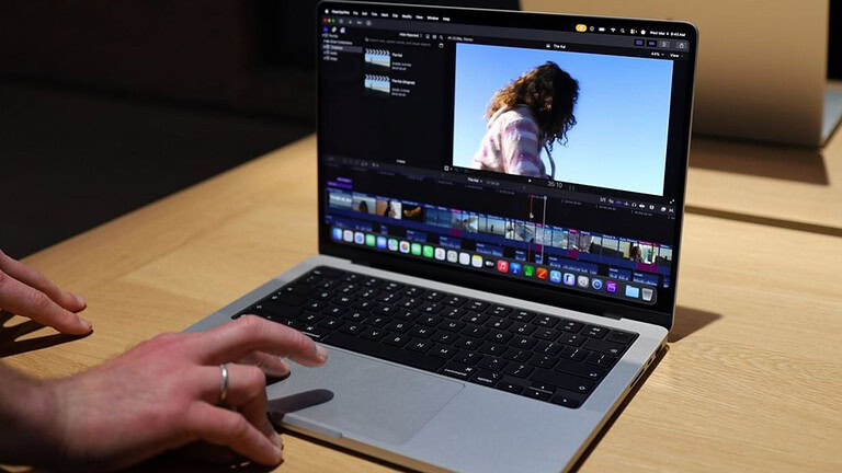 MacBook Pro OLED, Gurman: il nuovo modello sarà molto più leggero