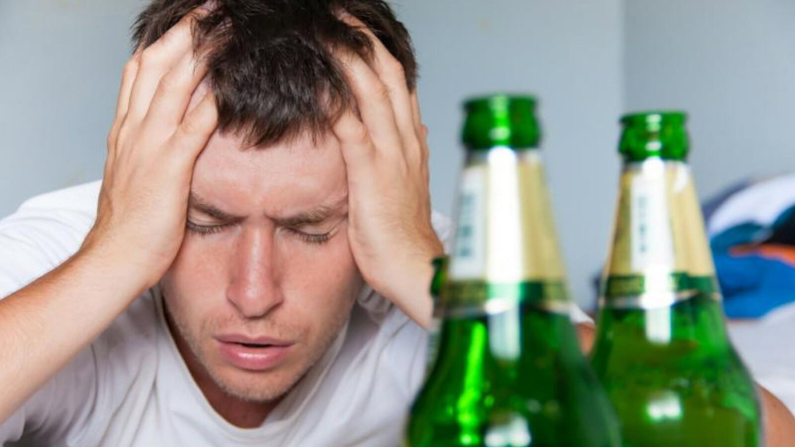 Birra contro la sbornia: perché rimanda solo i postumi?