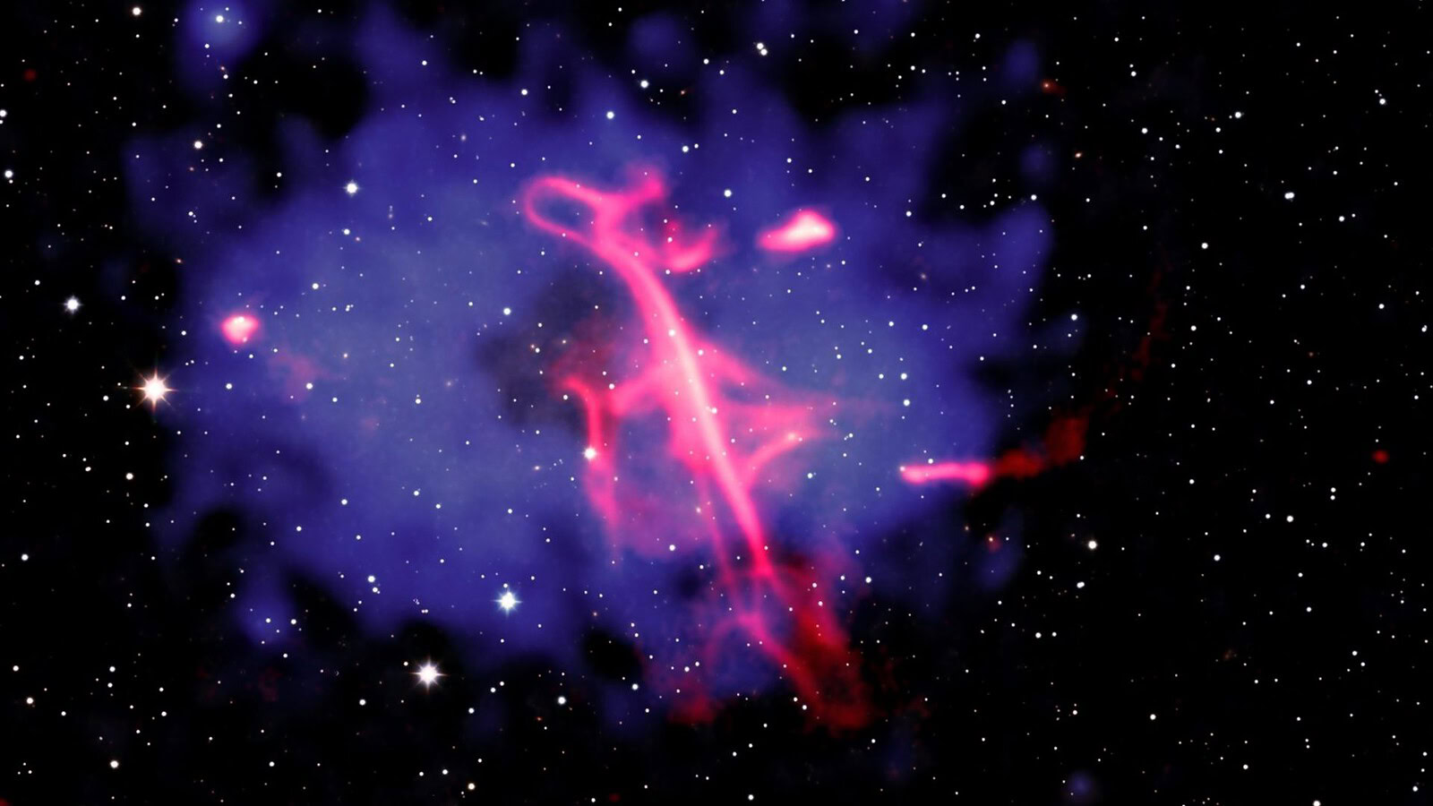 Chiave di violino cosmica: buco nero e scontro tra ammassi
