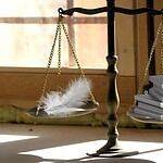 Chilo di piume e chilo di acciaio: la bilancia non resta in pari