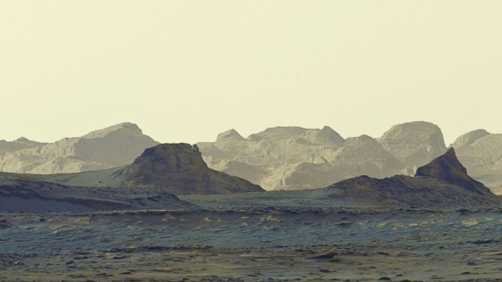 Curiosity fotografa gli yardang di Marte con sfumature blu
