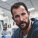 Noah Wyle Sexiest Man Alive 2026: la battuta su Clooney è virale