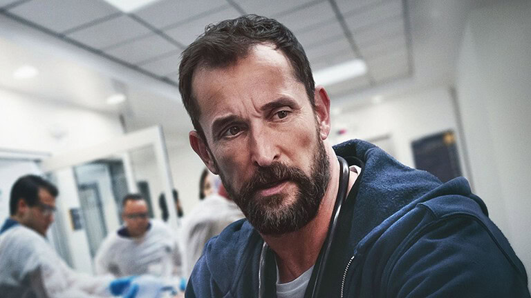 Noah Wyle Sexiest Man Alive 2026: la battuta su Clooney è virale