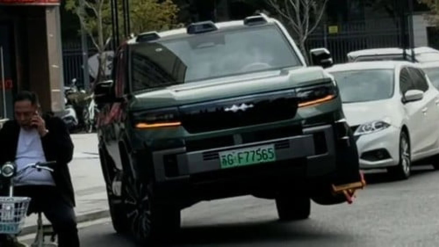 BYD Bao 8 viaggia su tre ruote in città: il video fa discutere