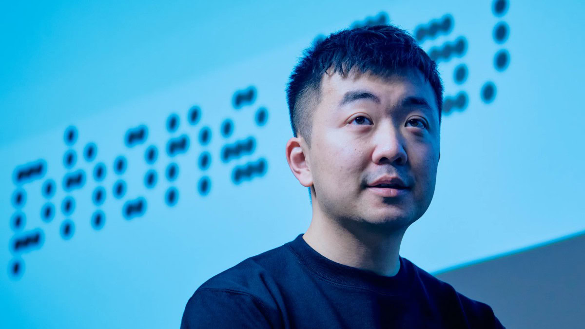iPhone Duo iPhone Duo, Carl Pei lo boccia: sono soldi sprecati