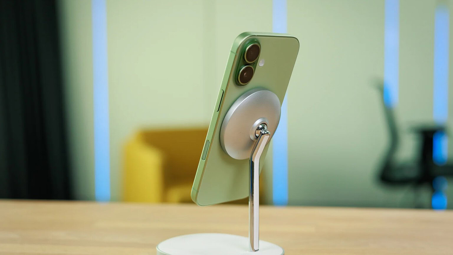 iPhone 18, il dummy divide i fan: il nuovo look è davvero brutto? - dummy iPhone 18