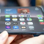 iPhone Duo, la piega del display cede al tocco e forma grinze
