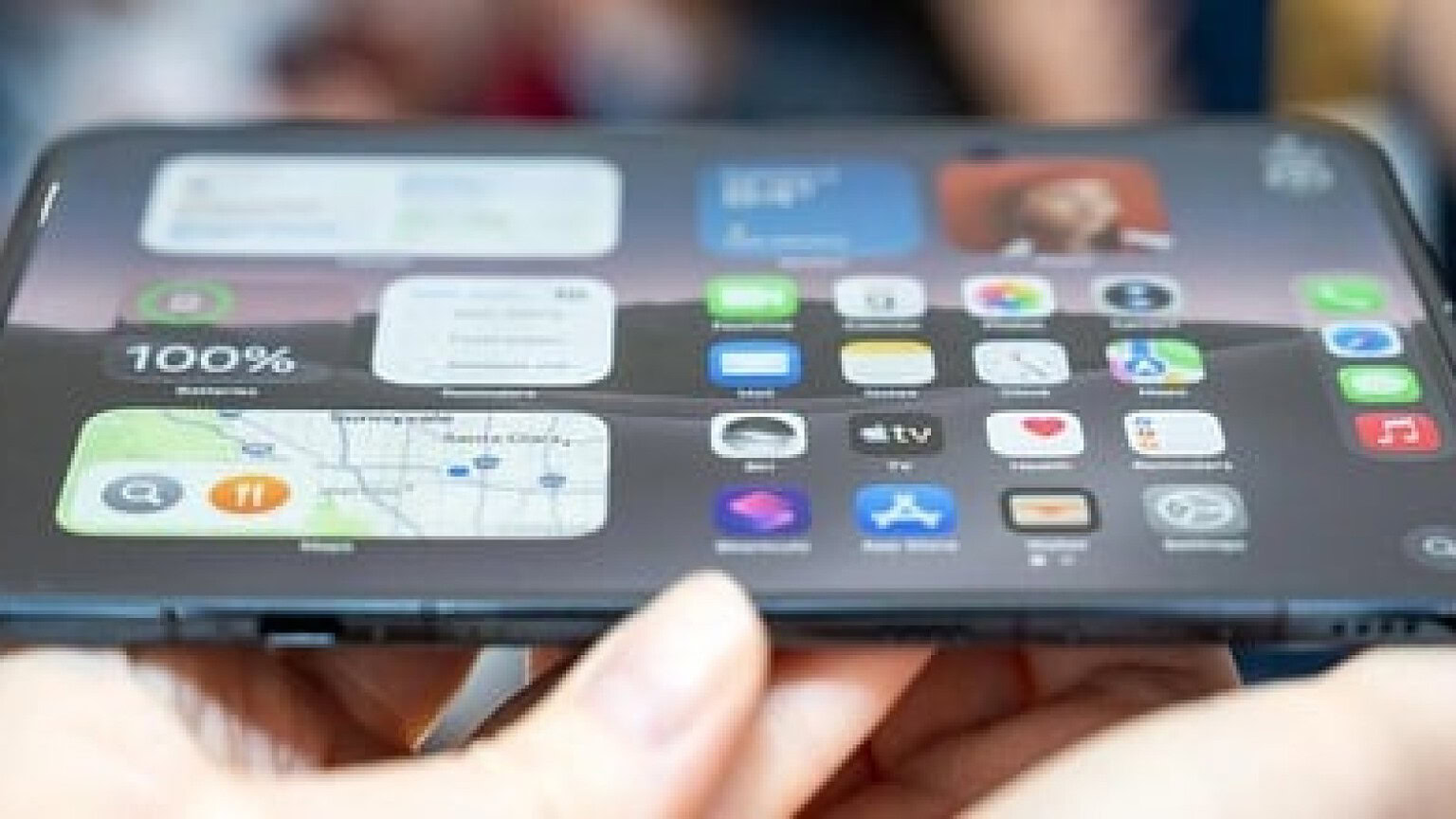iPhone Duo, la piega del display cede al tocco e forma grinze