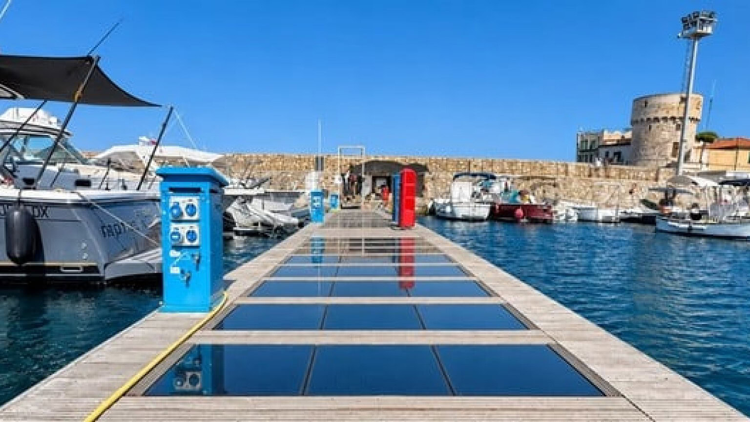 Isola del Giglio, il pontile che produce energia da sole e onde