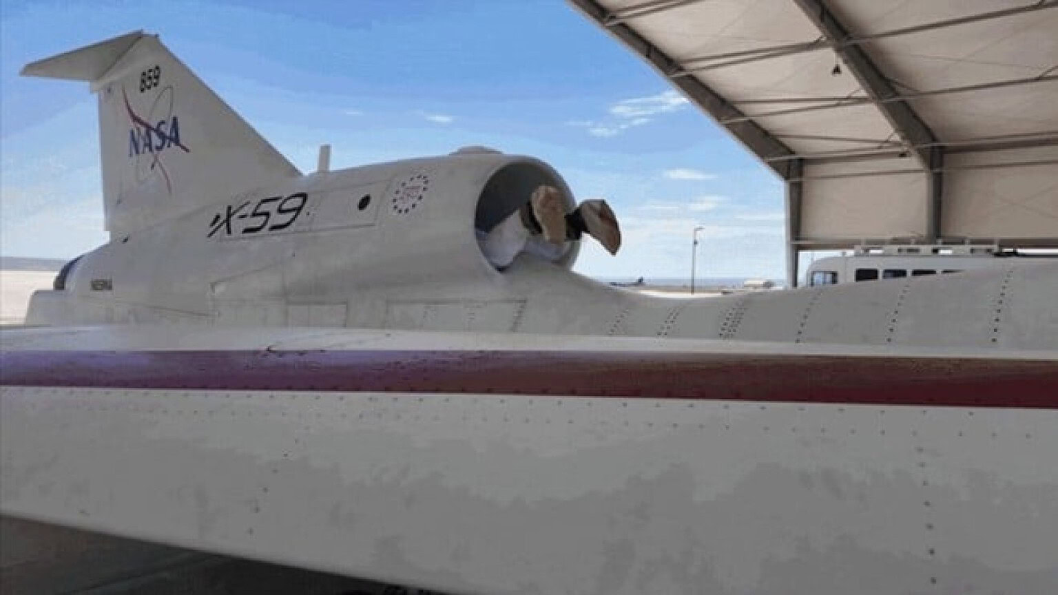 NASA X-59, il tecnico sparisce nella presa d'aria del jet