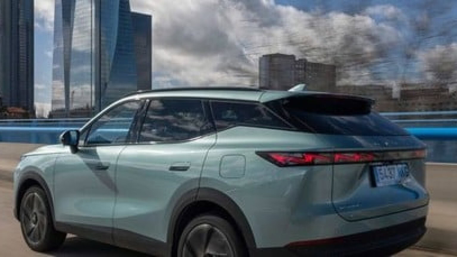 OMODA 7 full hybrid: batteria da 5 kWh e presa V2L da 2,2 kW