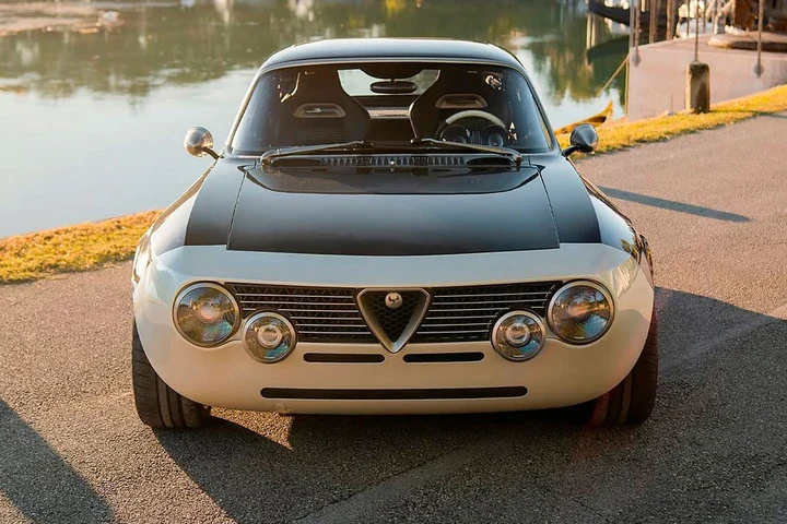 Totem GT Super Lyla: 640 CV e livrea bicolore anni '70