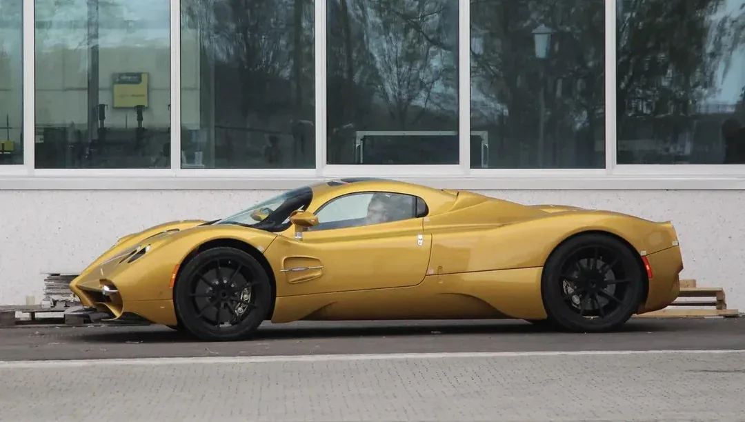 Pagani Utopia, vernice con oro vero e frammenti di roccia lunare